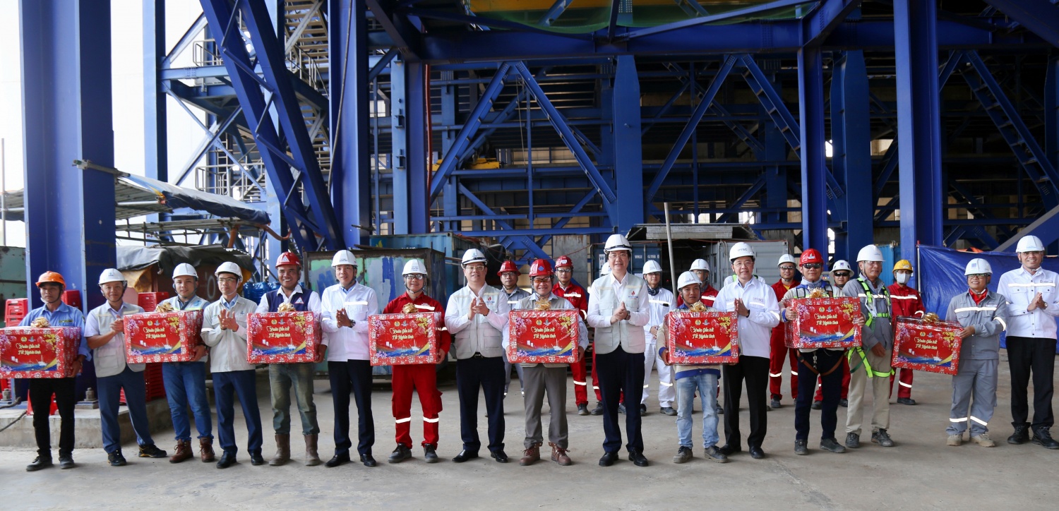 Công đoàn Petrovietnam thăm, động viên người lao động trên công trường dự án NMNĐ Long Phú 1