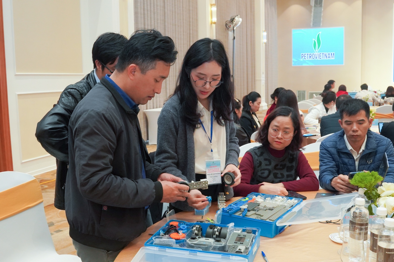 Các thầy cô giáo thực hành nghiên cứu các sản phẩm STEM tại buổi tập huấn