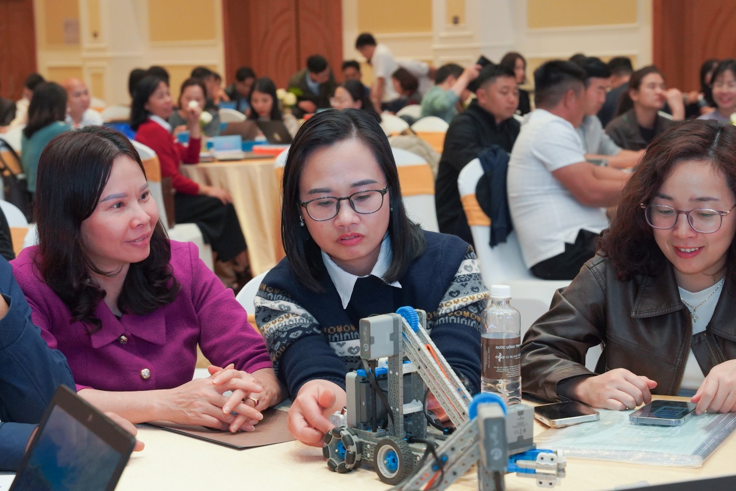 Các thầy cô giáo thực hành nghiên cứu các sản phẩm STEM tại buổi tập huấn