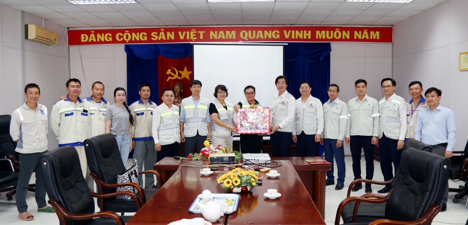 Công đoàn Petrovietnam động viên, chúc Tết người lao động PETROCONs trên công trường Long Phú 1
