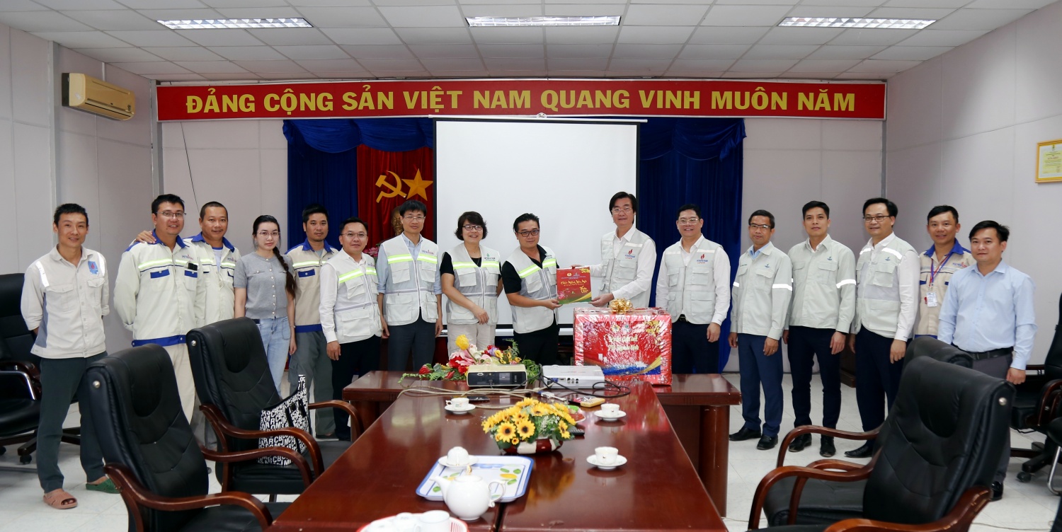 Công đoàn Petrovietnam động viên, chúc Tết người lao động PETROCONs trên công trường Long Phú 1