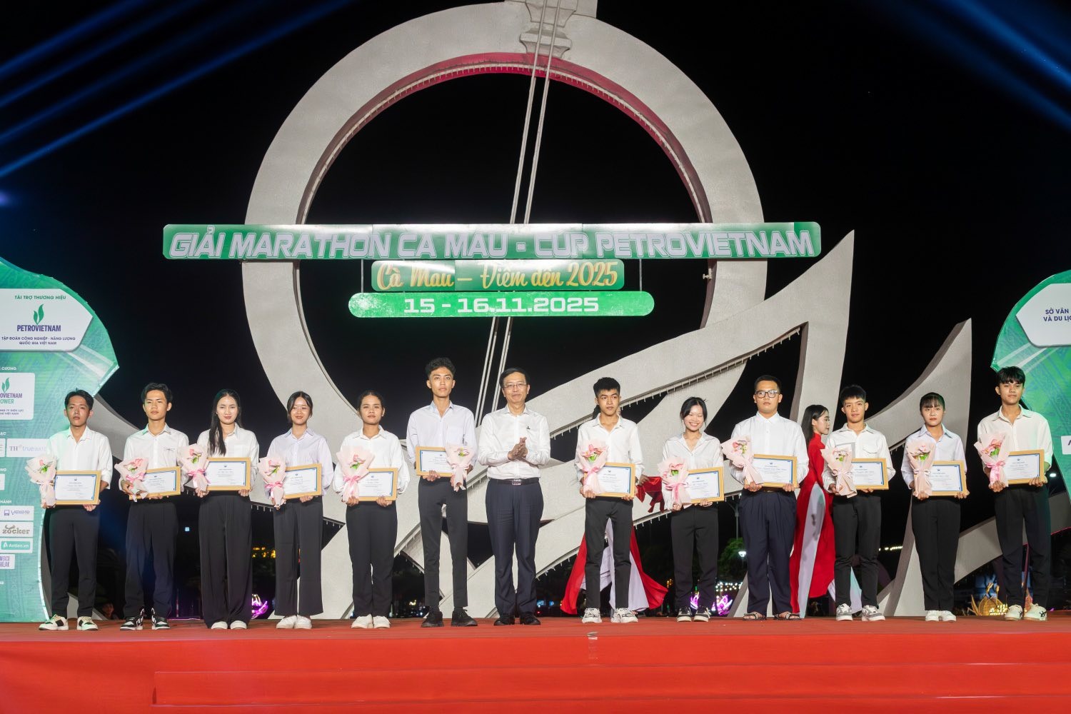 Sinh viên Quỹ khu vực đồng bằng sông cửu long nhận học bổng tại  giải Marathon Cà Mau (Cúp Petrovietnam)