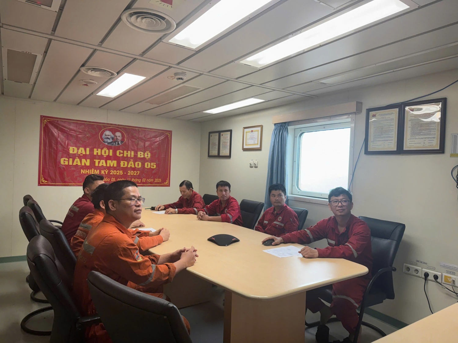 Buổi sinh hoạt chi bộ trên giàn của đảng viên giàn Tam Đảo 05