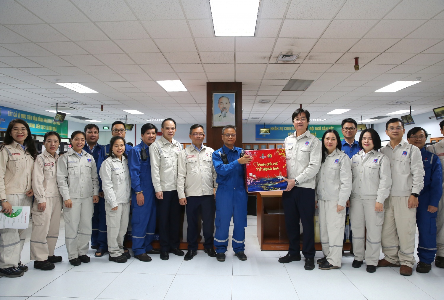 Đoàn công tác Công đoàn Petrovietnam tặng quà cho NLĐ BSR