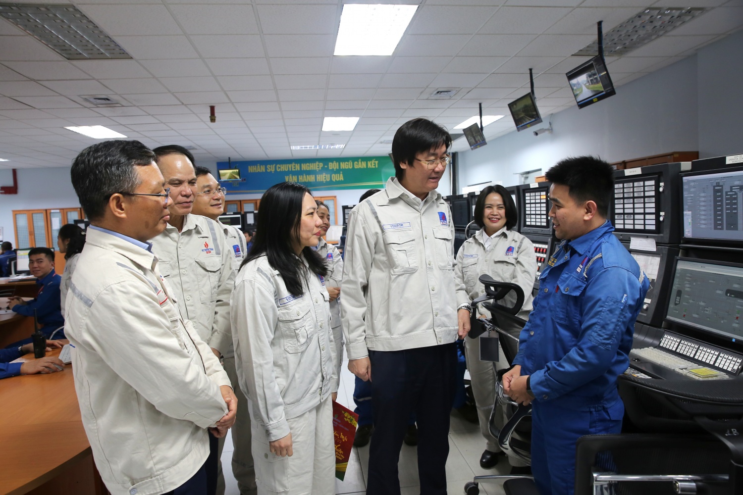 Ông Nguyễn Mạnh Kha - Ủy viên Ban Chấp hành Tổng Liên đoàn Lao động Việt Nam, Ủy viên Ban Chấp hành Đảng bộ Petrovietnam, Chủ tịch Công đoàn Petrovietnam thăm hỏi, động viên NLĐ BSR làm việc tại NMLD Dung Quất