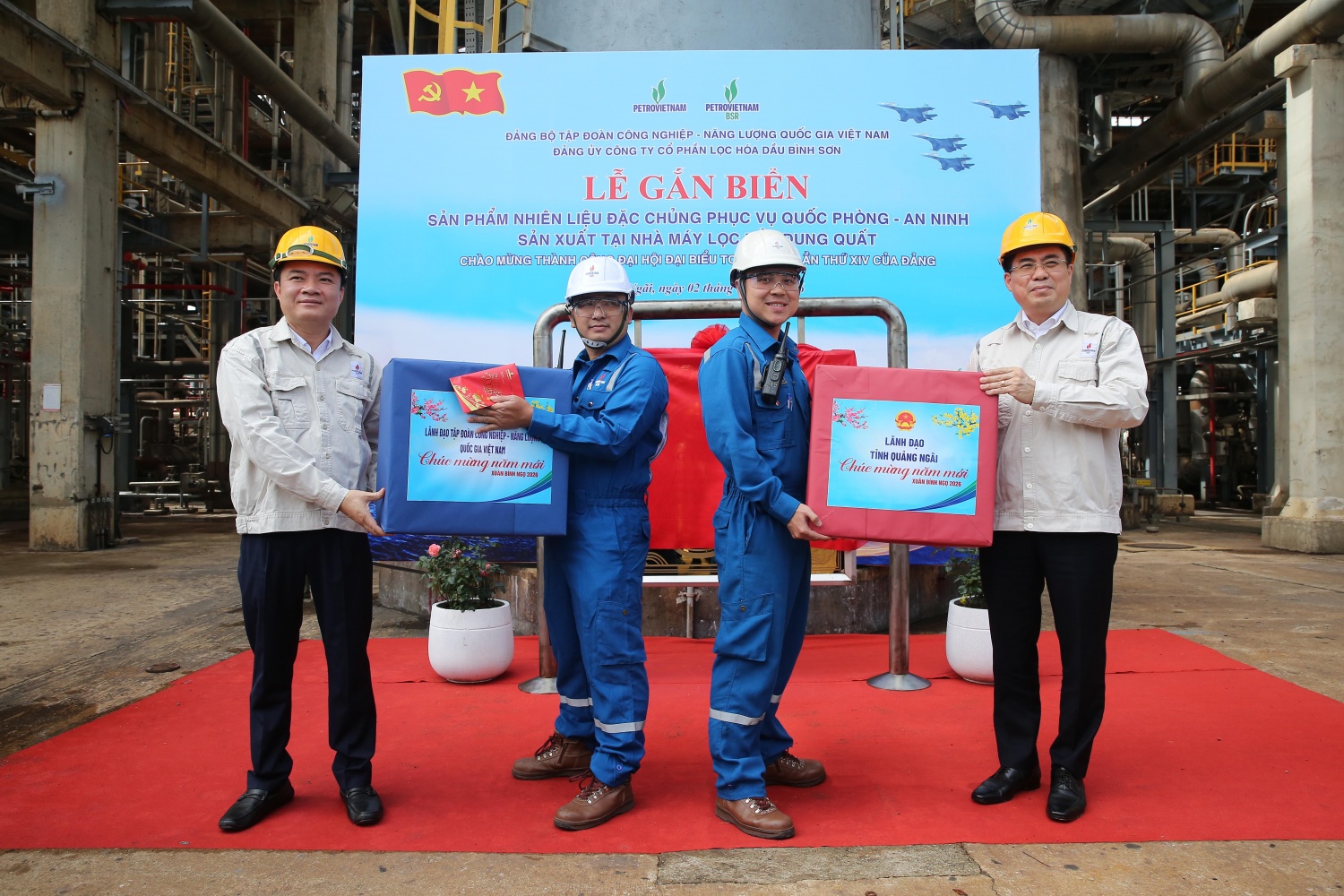 Đồng chí Nguyễn Hoàng Giang - Ủy viên Trung ương Đảng, Chủ tịch UBND tỉnh Quảng Ngãi (bìa phải) và đồng chí Lê Ngọc Sơn - Bí thư Đảng ủy, Chủ tịch HĐTV Petrovietnam trao quà Tết cho người lao động BSR.