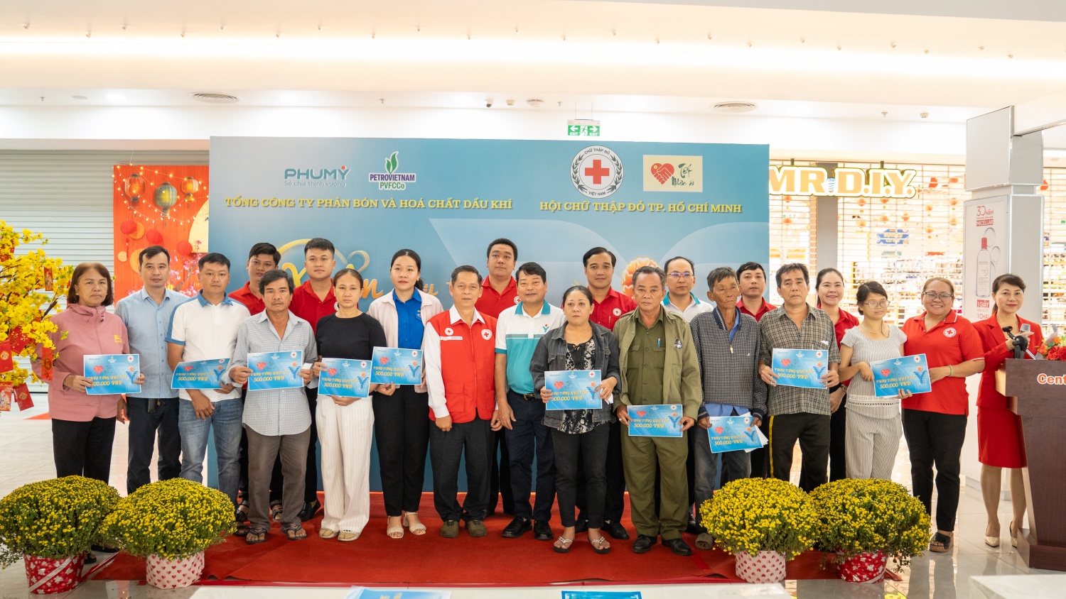 PVFCCo – Phú Mỹ cùng người dân khó khăn sắm Tết