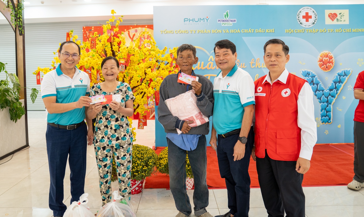 PVFCCo – Phú Mỹ cùng người dân khó khăn sắm Tết