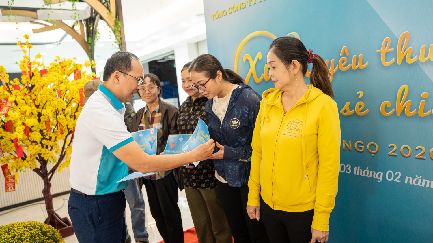 PVFCCo – Phú Mỹ cùng người dân khó khăn sắm Tết