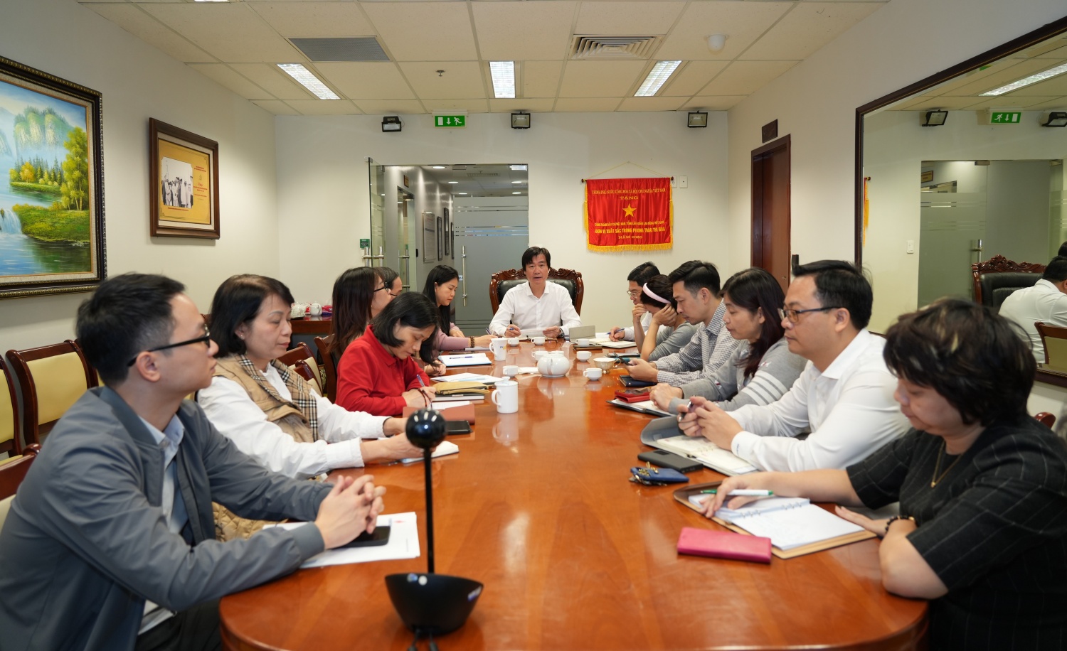 Đồng chí Nguyễn Mạnh Kha, Chủ tịch Công đoàn Petrovietnam sinh hoạt tại Chi bộ Công đoàn Tập đoàn.