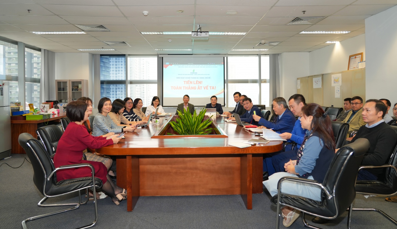 [Chùm ảnh] Đảng bộ Bộ máy QL&ĐH Petrovietnam tổ chức sinh hoạt chi bộ tháng 2: “Tiến lên! Toàn thắng ắt về ta!”