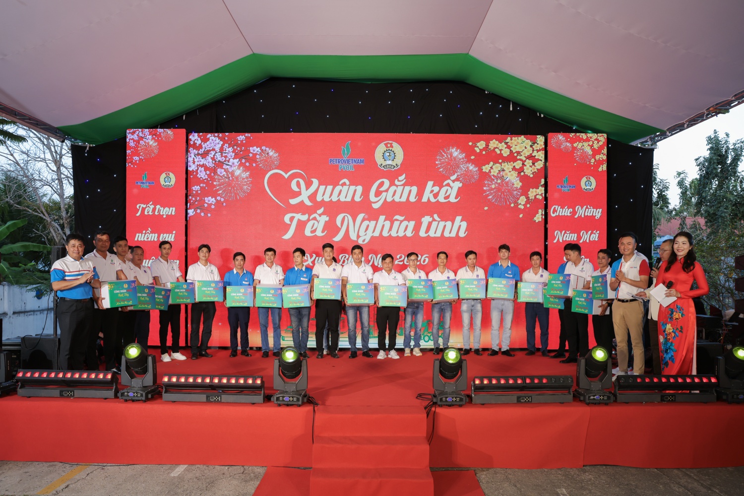 Lãnh đạo các đơn vị thành viên PVOIL trao quà Tết cho người lao động