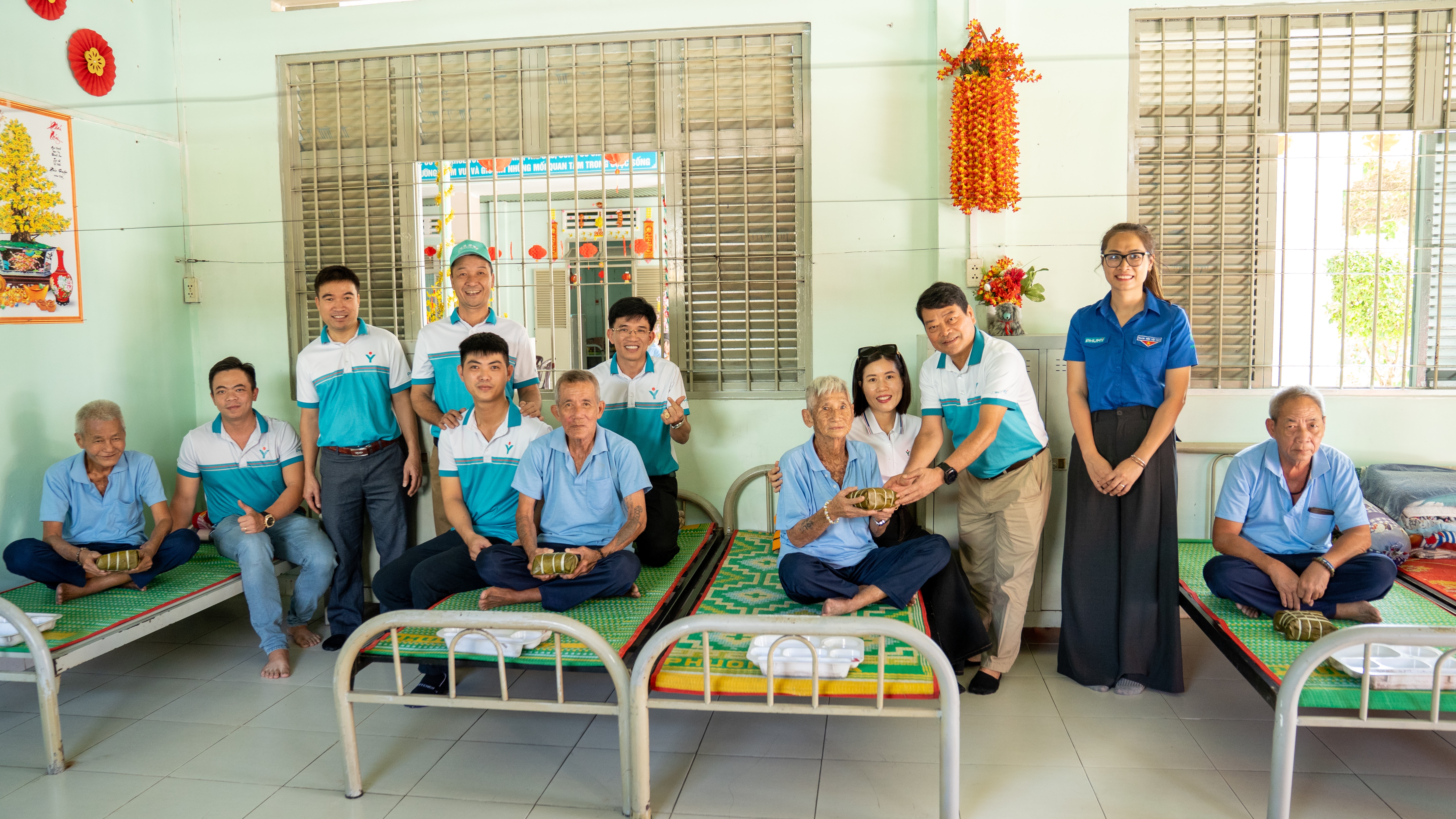 [P Magazine] Bánh chưng xanh mang nghĩa tình PVFCCo - Phú Mỹ đến với cảnh đời neo đơn