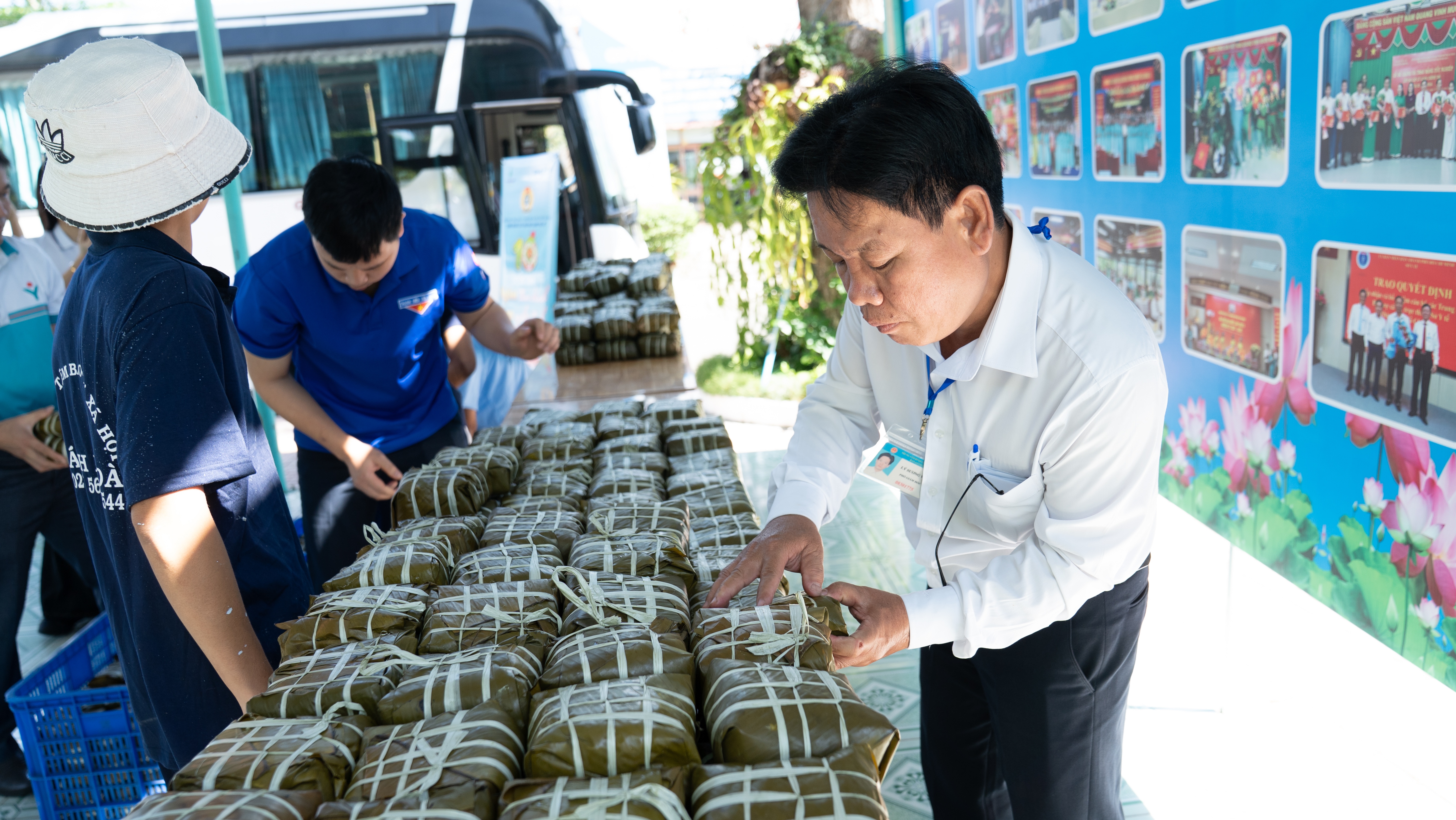 [P Magazine] Bánh chưng xanh mang nghĩa tình PVFCCo - Phú Mỹ đến với cảnh đời neo đơn