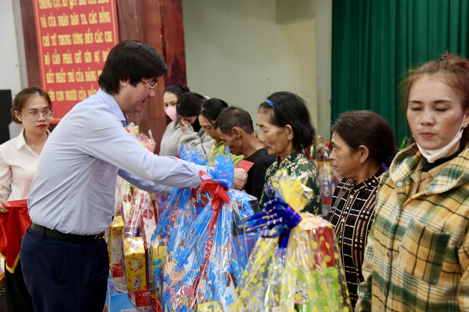 Petrovietnam sẻ chia hơi ấm Tết với các phường, xã khó khăn TP HCM