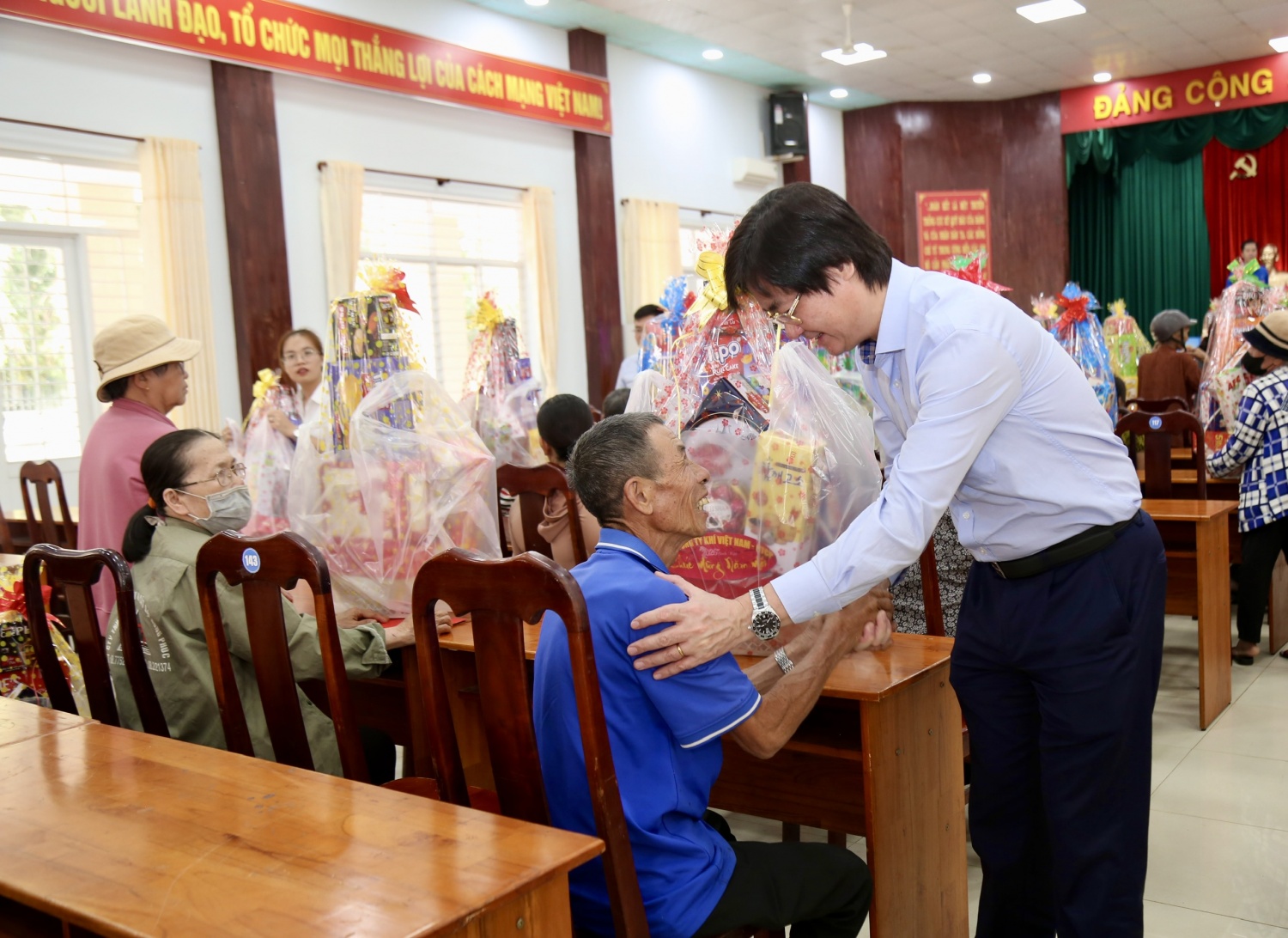 Petrovietnam sẻ chia hơi ấm Tết với các phường, xã khó khăn TP HCM