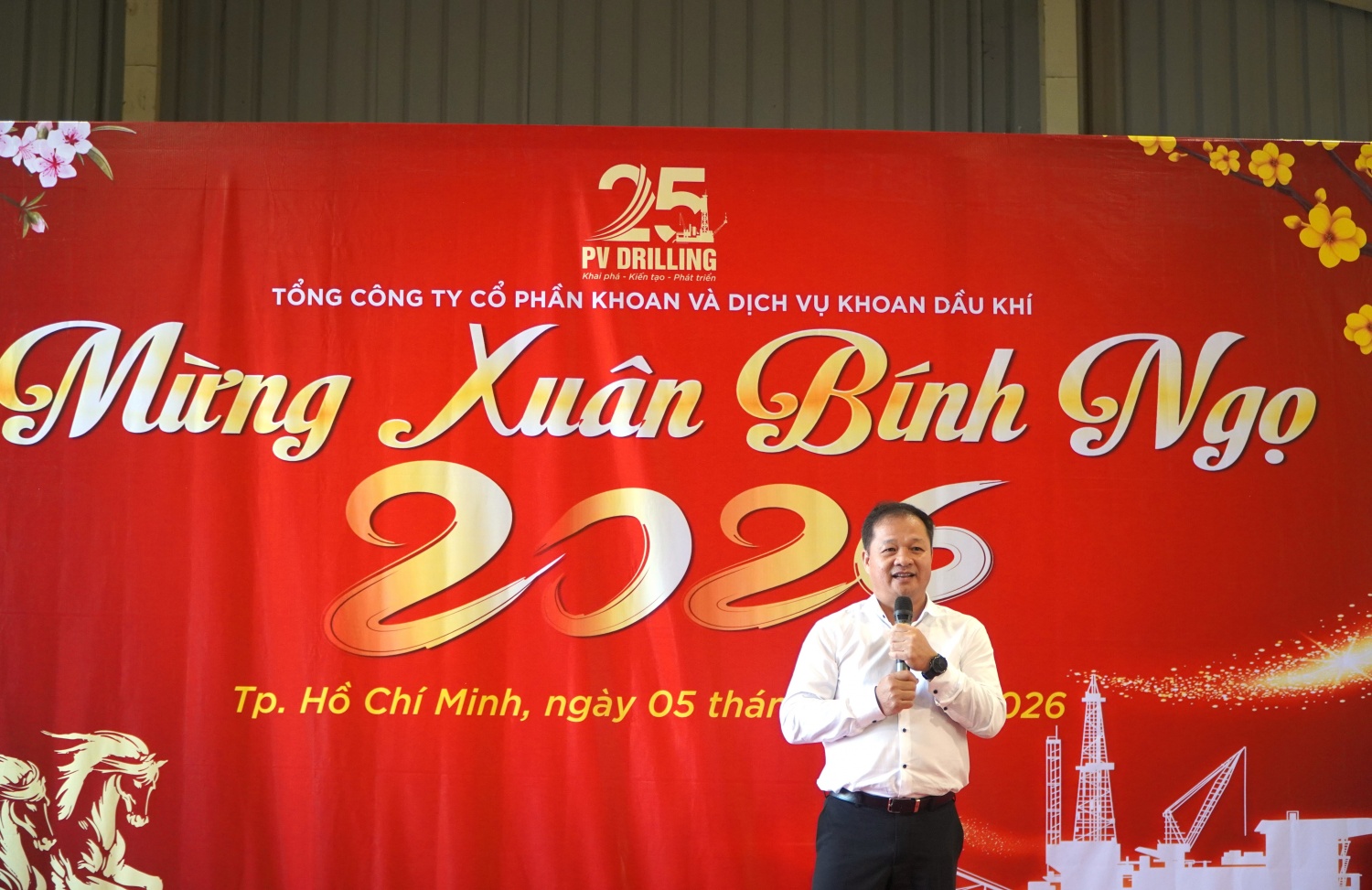 Đồng chí Mai Thế Toàn - Bí thư Đảng ủy, Chủ tịch HĐQT Tổng công ty chúc tết đến hơn 500 công đoàn viên - NLĐ tại xưởng cơ khí PVD Offshore và người lao động đang làm việc trên các giàn khoan.