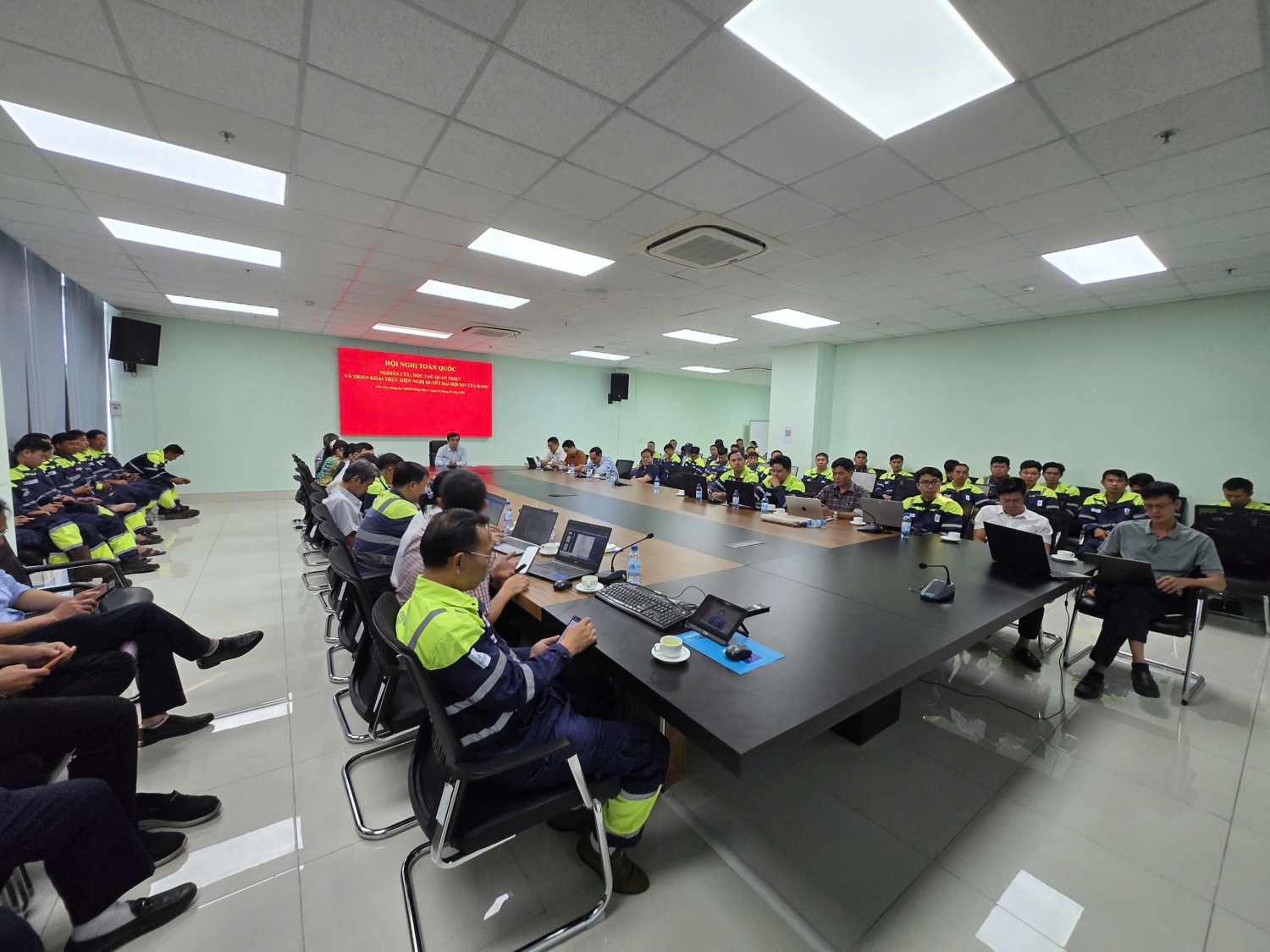 Đảng bộ Petrovietnam tham dự Hội nghị học tập, triển khai Nghị quyết Đại hội XIV của Đảng