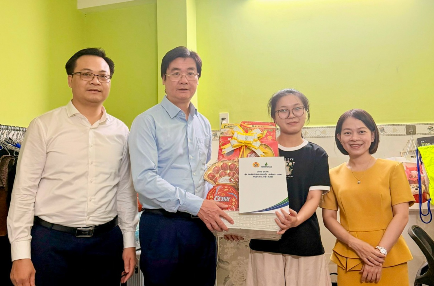 Công đoàn Petrovietnam trao gửi nghĩa tình tới người lao động khó khăn dịp Tết