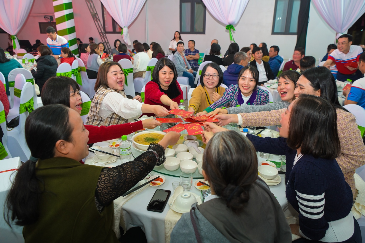 Ấm áp nghĩa tình nơi “mái nhà chung” PVOIL