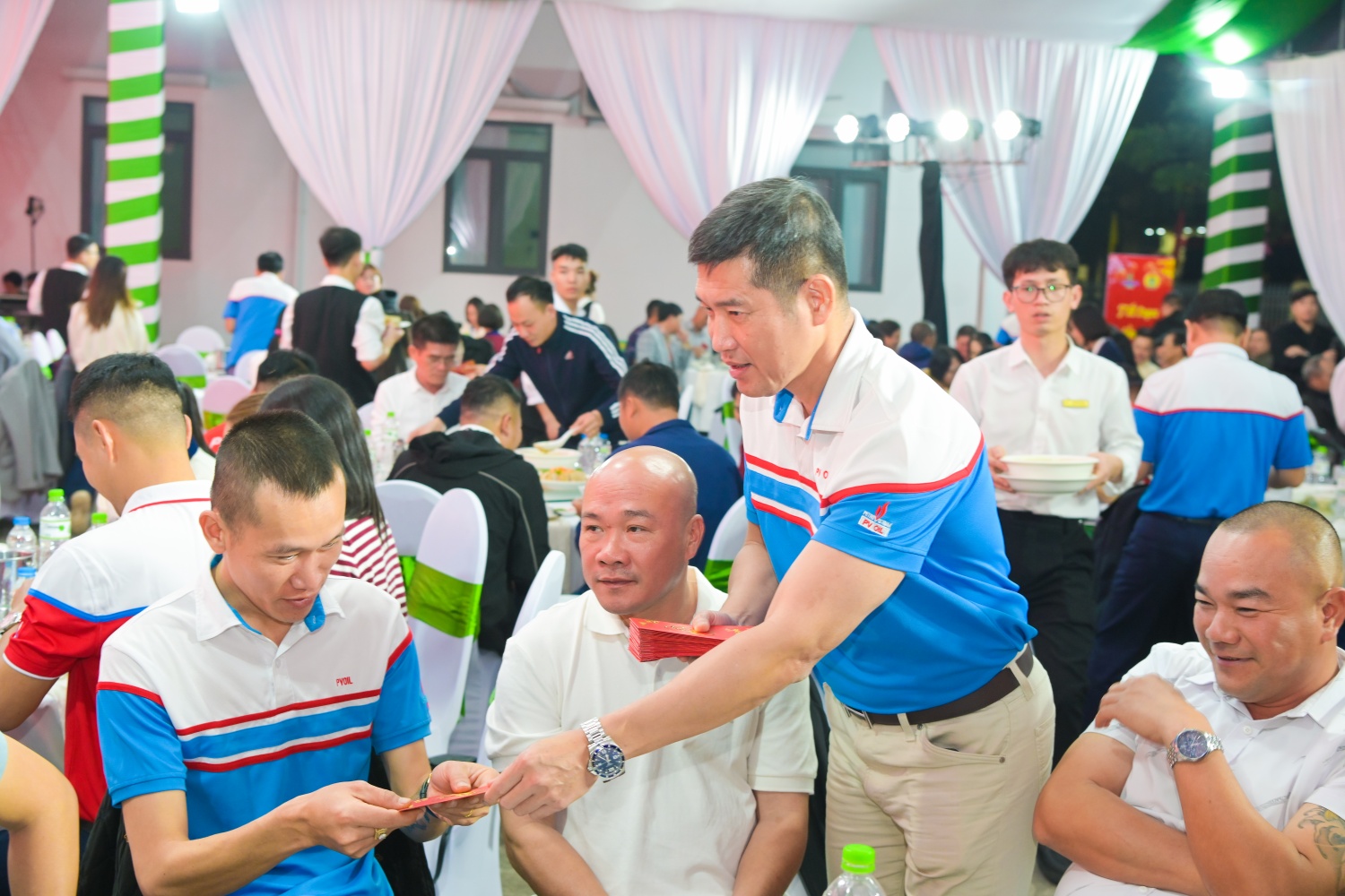 Ấm áp nghĩa tình nơi “mái nhà chung” PVOIL