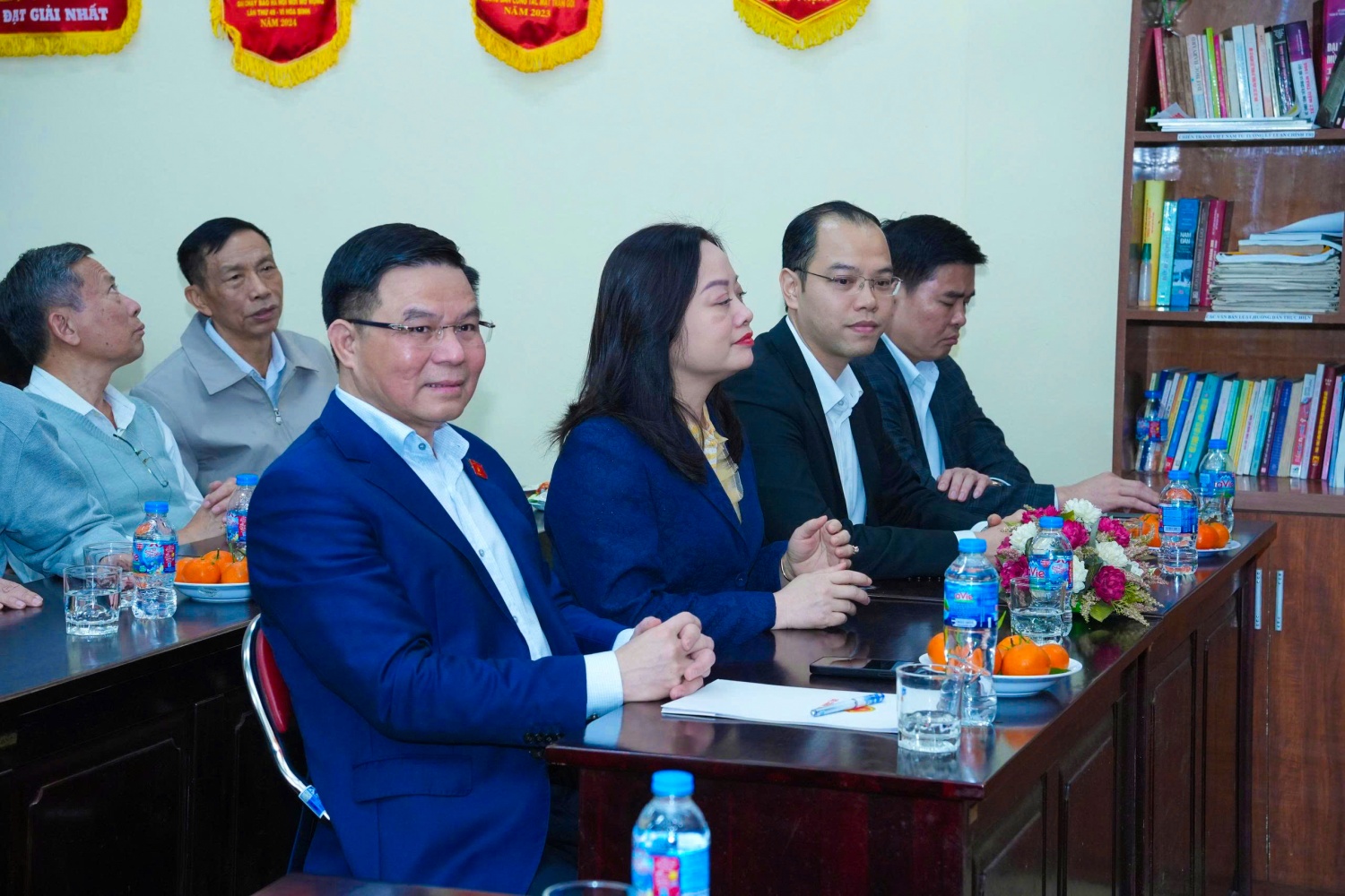 Bí thư Đảng ủy, Quyền Bộ trưởng Bộ Công Thương Lê Mạnh Hùng (thứ 4, từ phải sang) cùng các đồng chí ứng cử đại biểu Quốc hội khóa XVI, Hội đồng nhân dân các cấp nhiệm kỳ 2026-2031