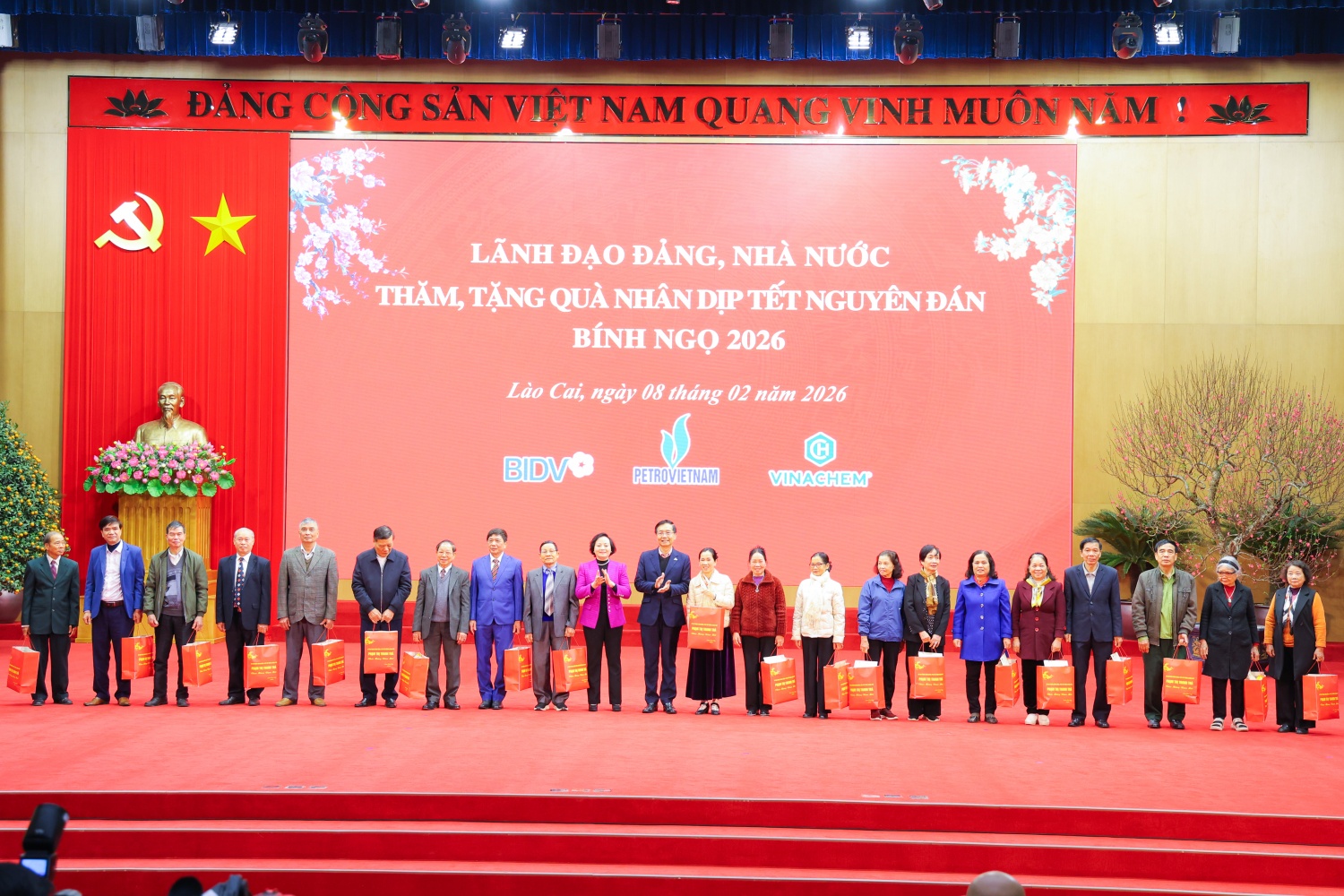 Phó Thủ tướng Phạm Thị Thanh Trà thăm, chúc Tết đồng bào các dân tộc và chiến sĩ biên phòng tỉnh Lào Cai