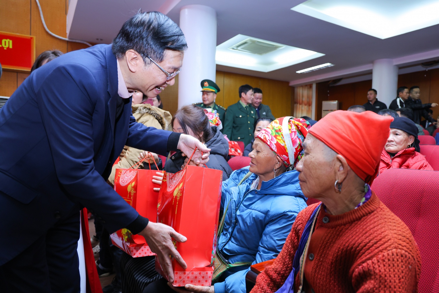 Phó Thủ tướng Phạm Thị Thanh Trà thăm, chúc Tết đồng bào các dân tộc và chiến sĩ biên phòng tỉnh Lào Cai