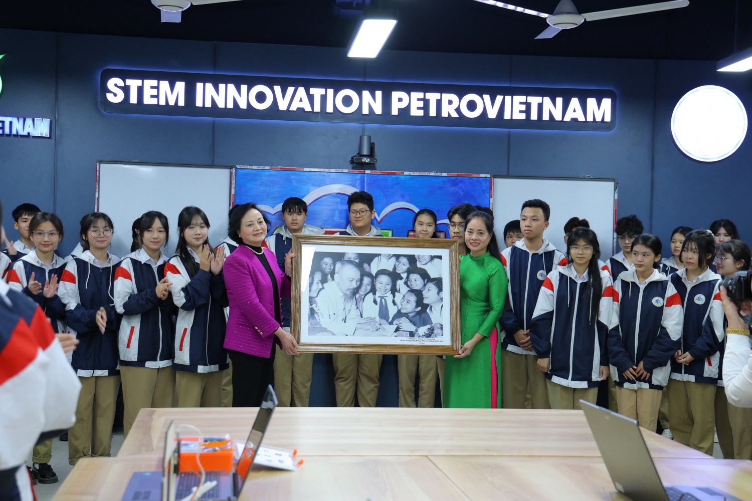 Phó Thủ tướng Phạm Thị Thanh Trà thăm, động viên thầy trò Trường THPT Cam Đường (Lào Cai) Phòng STEM mở ra không gian tri thức rộng lớn cho học sinh vùng cao