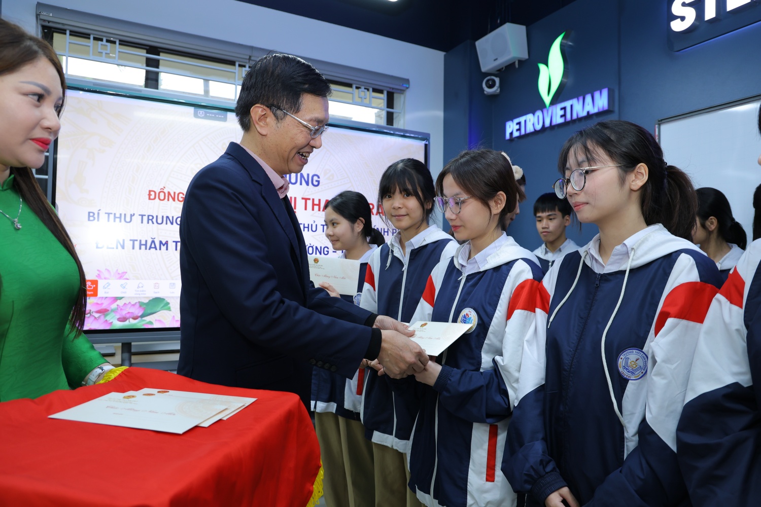 Phó Thủ tướng Phạm Thị Thanh Trà thăm, động viên thầy trò Trường THPT Cam Đường (Lào Cai) Phòng STEM mở ra không gian tri thức rộng lớn cho học sinh vùng cao