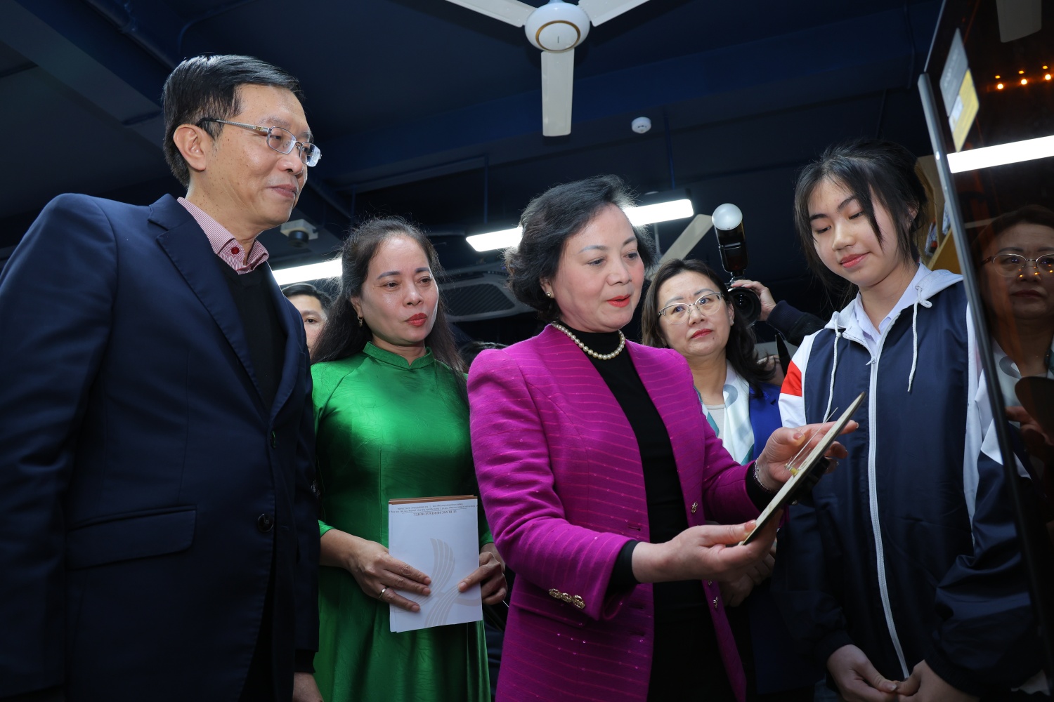 Phó Thủ tướng Phạm Thị Thanh Trà thăm, động viên thầy trò Trường THPT Cam Đường (Lào Cai) Phòng STEM mở ra không gian tri thức rộng lớn cho học sinh vùng cao