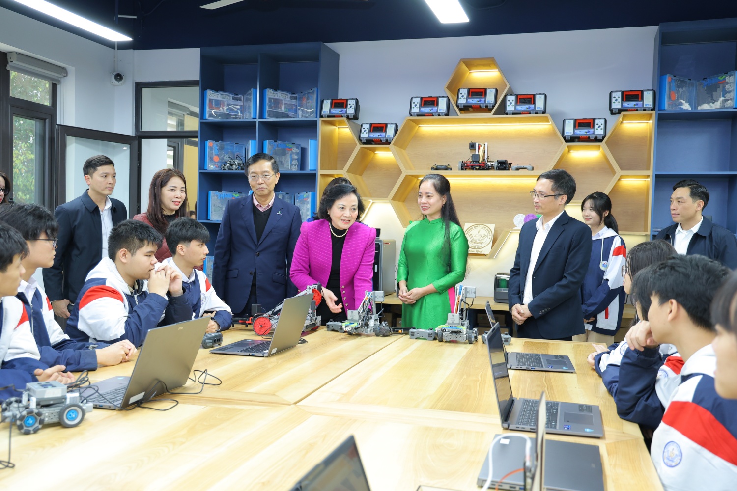 Phó Thủ tướng Phạm Thị Thanh Trà thăm, động viên thầy trò Trường THPT Cam Đường (Lào Cai) Phòng STEM mở ra không gian tri thức rộng lớn cho học sinh vùng cao