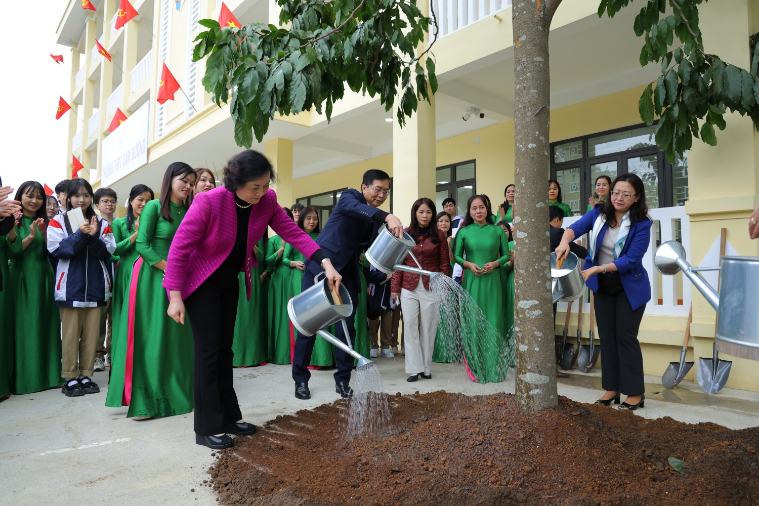 Phó Thủ tướng Phạm Thị Thanh Trà thăm, động viên thầy trò Trường THPT Cam Đường (Lào Cai) Phòng STEM mở ra không gian tri thức rộng lớn cho học sinh vùng cao