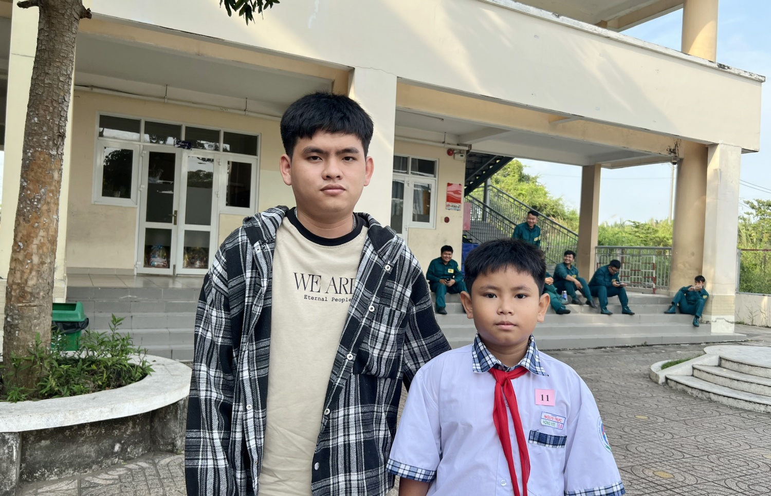 Em Phạm Hồng Phước và anh trai