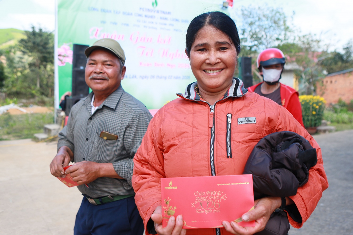 Mang nghĩa tình “Người Petrovietnam” đến với bà con vùng bão lũ tỉnh Đắk Lắk