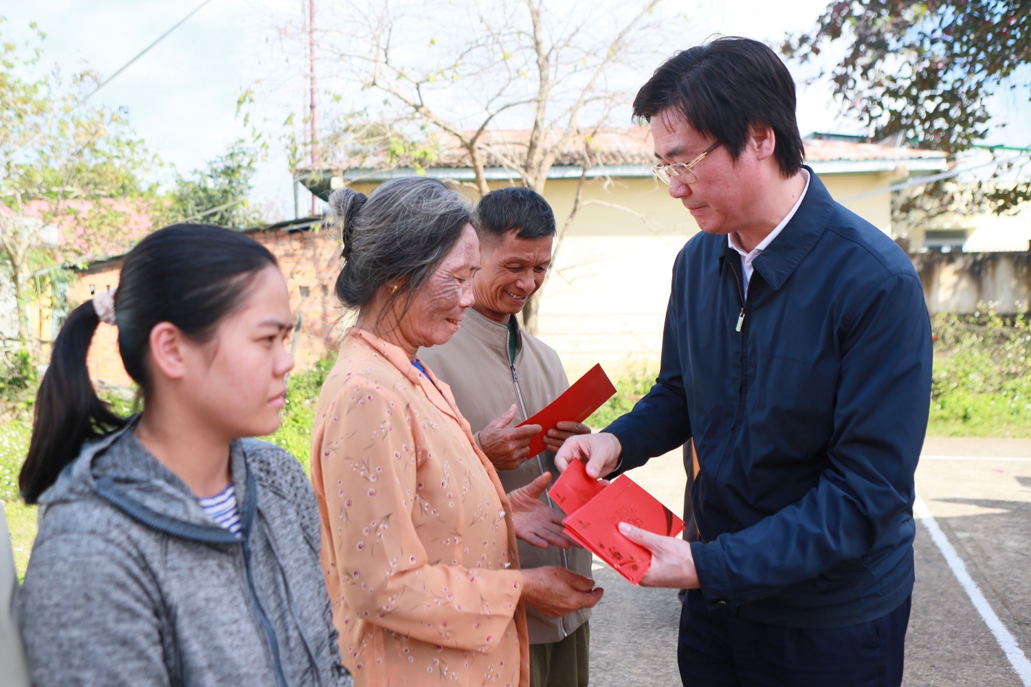 Mang nghĩa tình “Người Petrovietnam” đến với bà con vùng bão lũ tỉnh Đắk Lắk