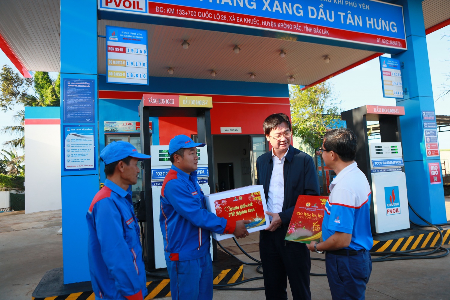 Mang nghĩa tình “Người Petrovietnam” đến với bà con vùng bão lũ tỉnh Đắk Lắk