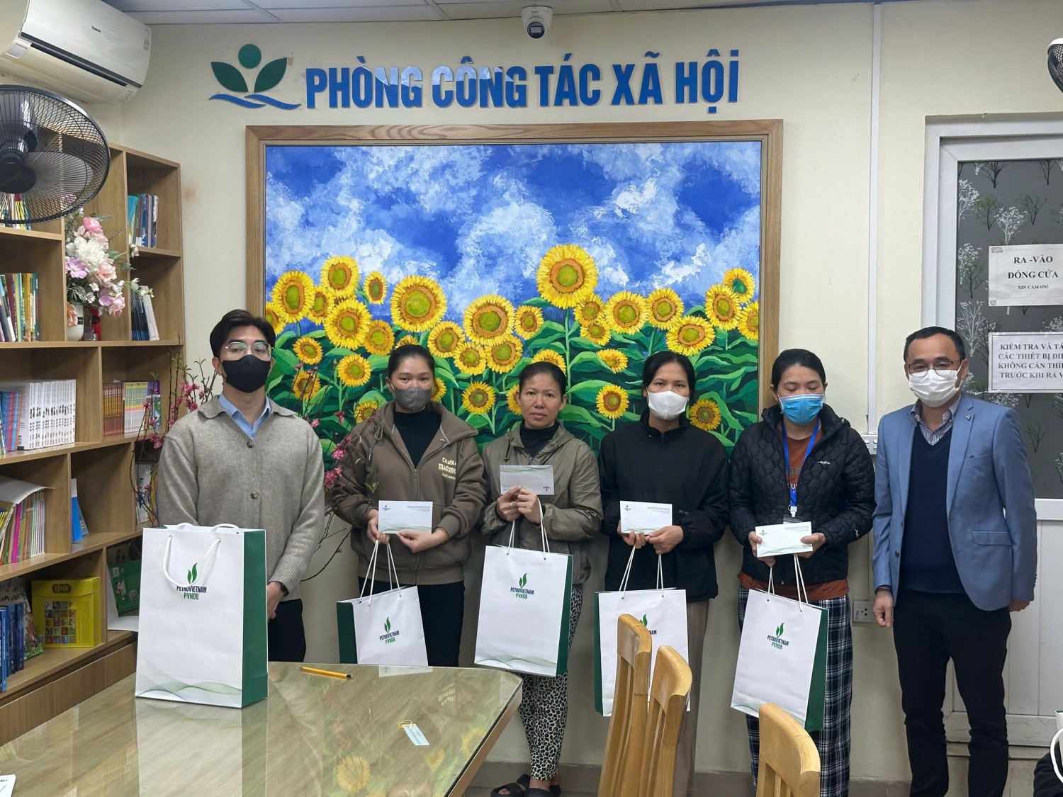 Đại diện Công đoàn và Đoàn Thanh niên PVNDB trao quà cho các gia đình bệnh nhân