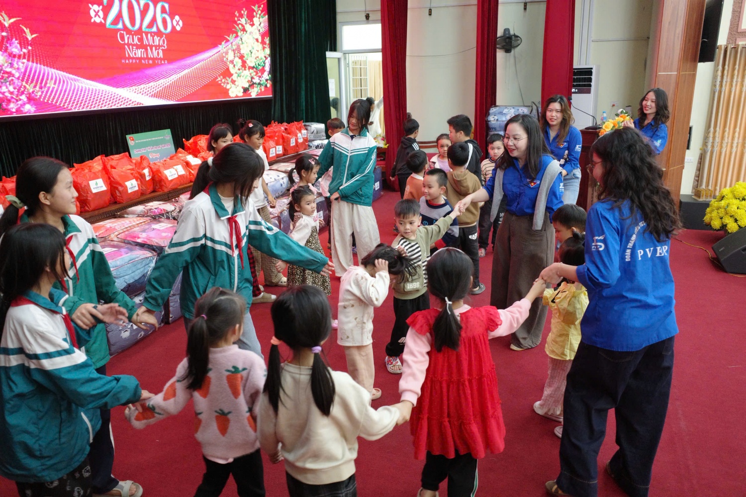 Tuổi trẻ PVEP chia sẻ yêu thương với chương trình “Tết ấm cho em” năm 2026