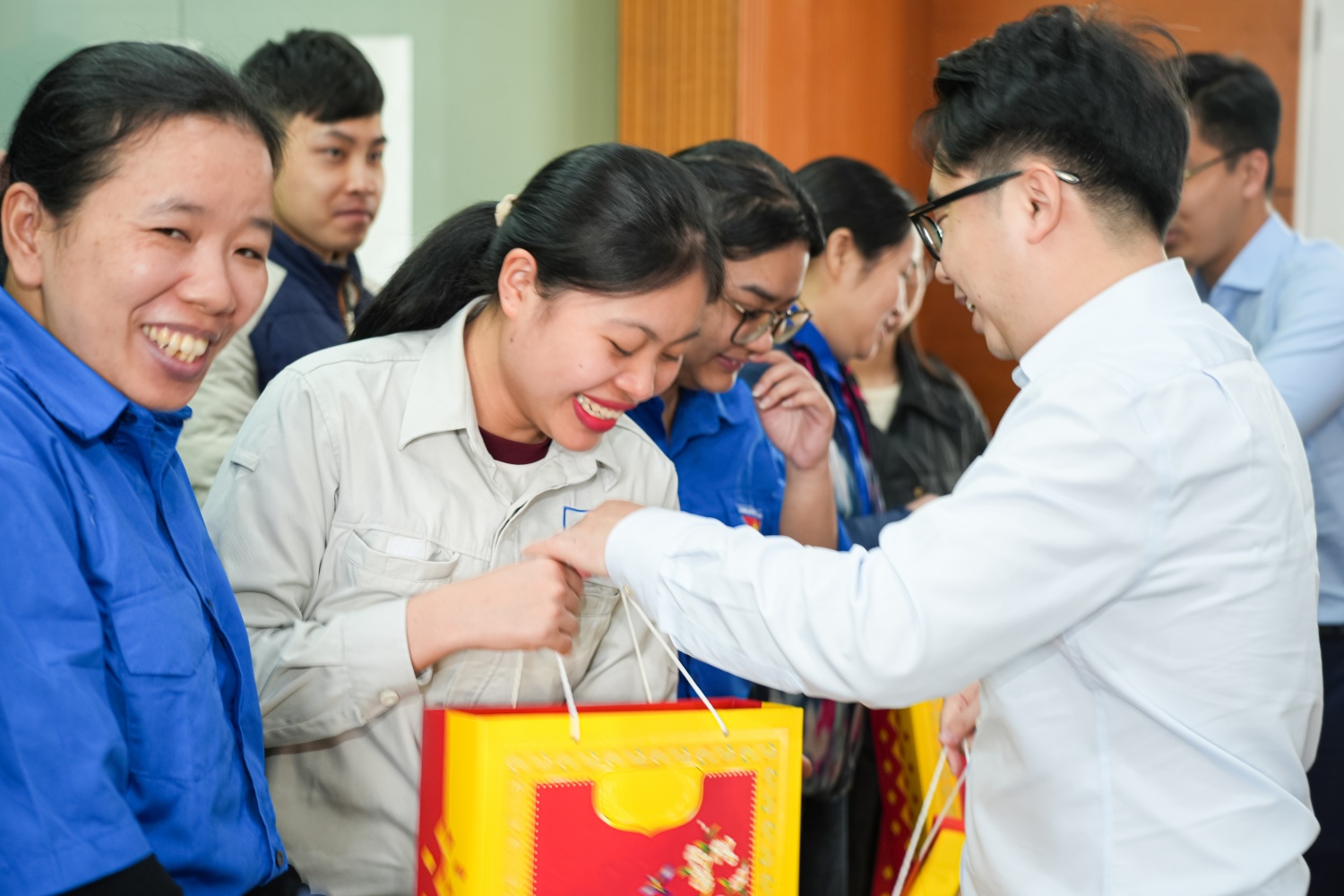 Đồng chí Phạm Đăng An - Bí thư Đoàn Thanh niên Petrovietnam trao tặng quà Tết cho thanh niên công nhân VNPOLY.