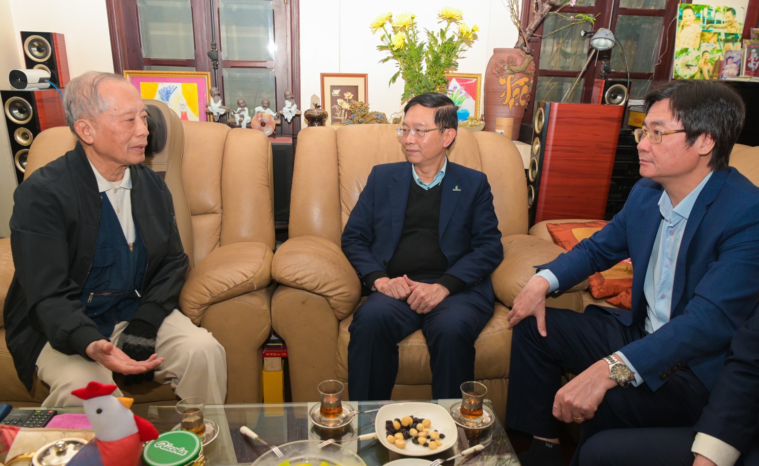 Đồng chí Trần Ngọc Cảnh chúc mừng với những kết quả, thành tích của Petrovietnam trong thời gian qua. Đồng chí Trần Ngọc Cảnh chúc mừng với những kết quả, thành tích của Petrovietnam trong thời gian qua.