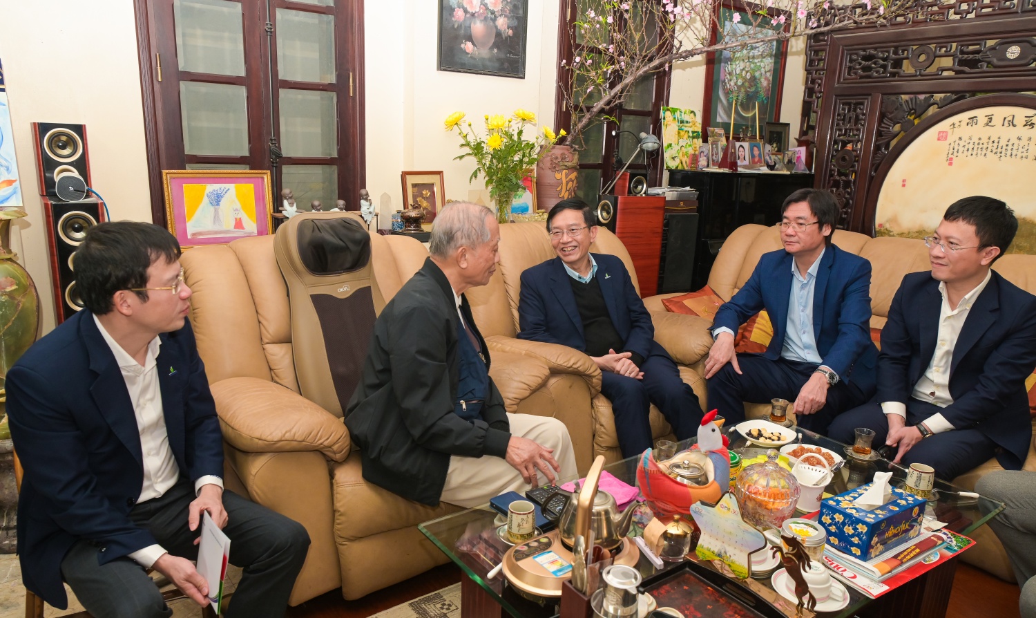 Đồng chí Trần Quang Dũng, Phó Bí thư thường trực Đảng ủy Tập đoàn và đồng chí Nguyễn Mạnh Kha, Chủ tịch Công đoàn Petrovietnam chúc Tết đồng chí Trần Ngọc Cảnh, nguyên Tổng Giám đốc Petrovietnam. Đồng chí Trần Quang Dũng, Phó Bí thư thường trực Đảng ủy Tập đoàn và đồng chí Nguyễn Mạnh Kha, Chủ tịch Công đoàn Petrovietnam chúc Tết đồng chí Trần Ngọc Cảnh, nguyên Tổng Giám đốc Petrovietnam.