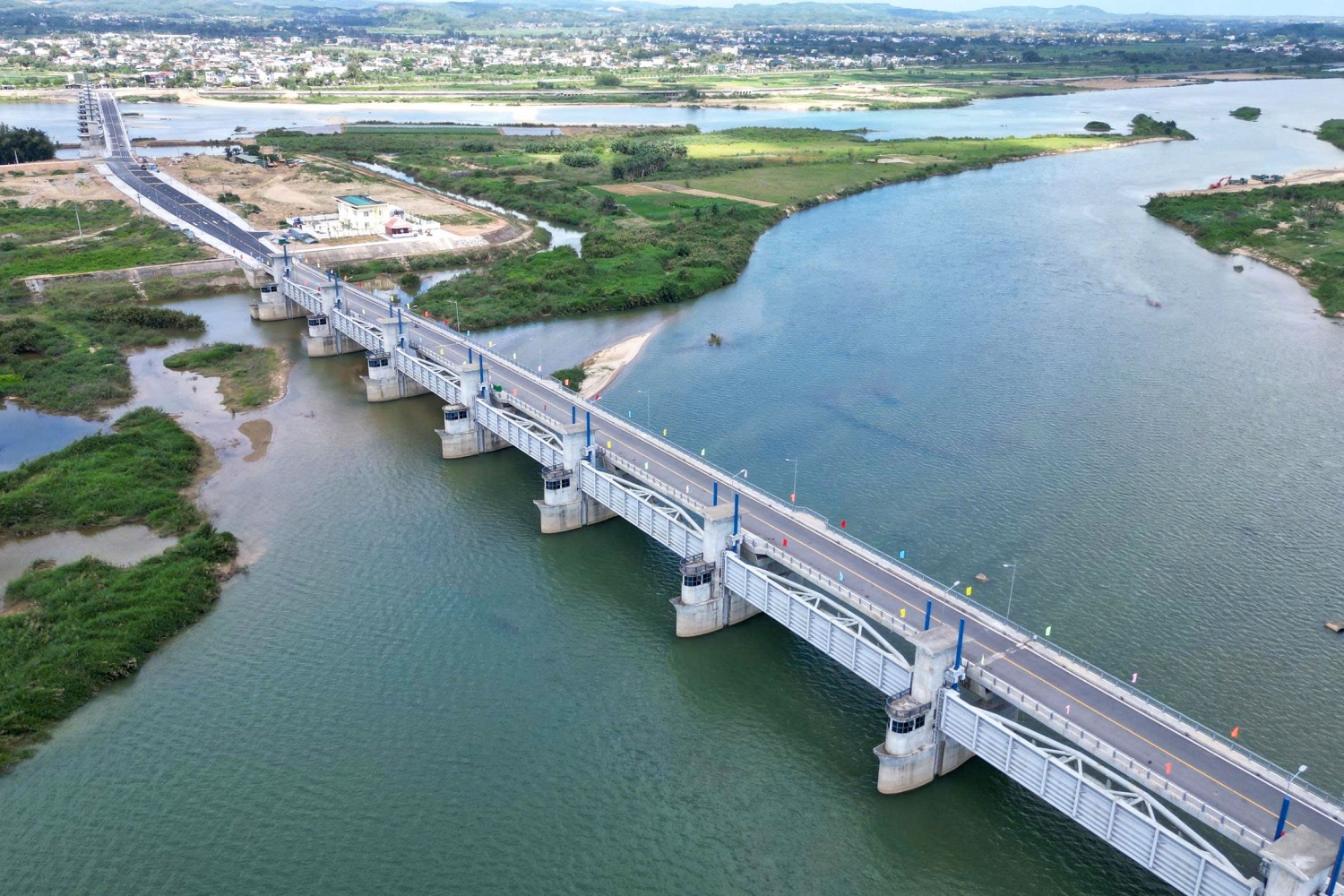 Quảng Ngãi: Thông xe cầu đập dâng sông Trà Khúc Quảng Ngãi: Thông xe cầu đập dâng sông Trà Khúc