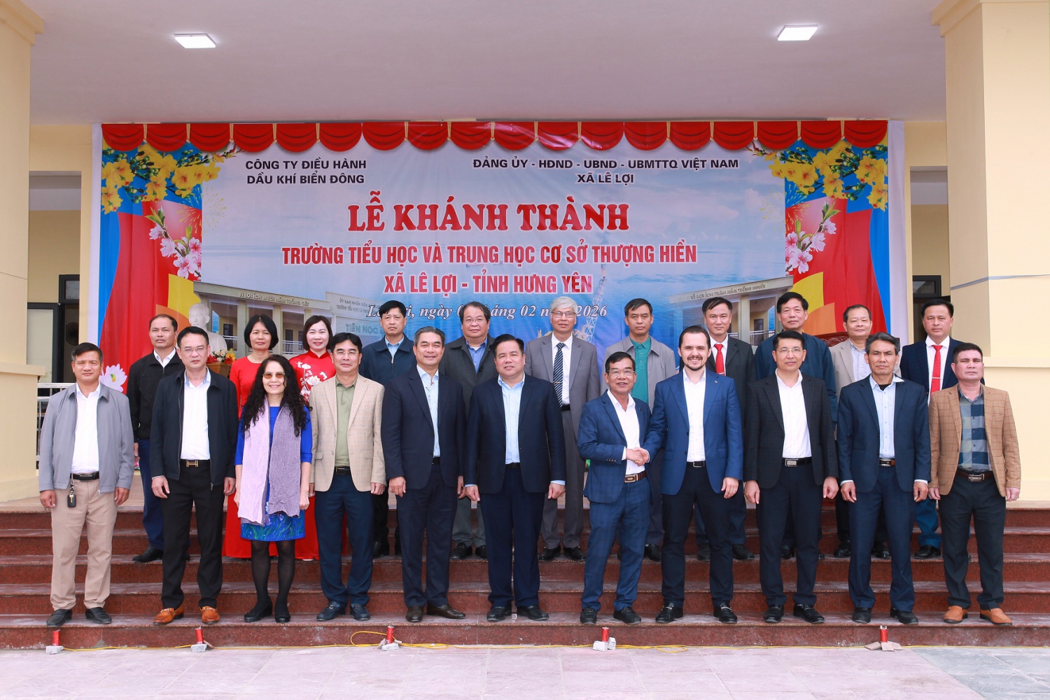 Đại biểu chụp ảnh lưu niệm