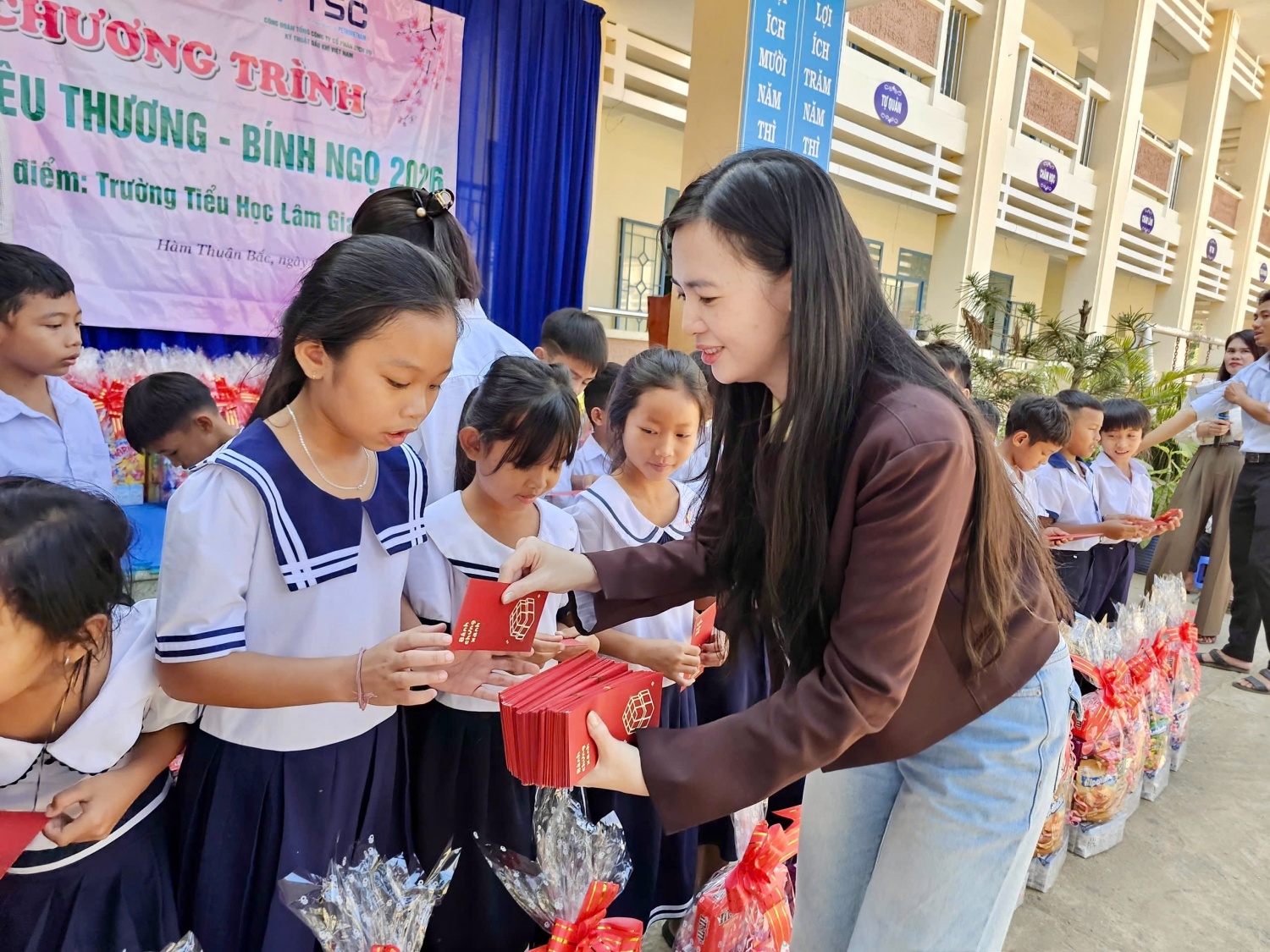 Xuân yêu thương - Nghĩa tình Petrovietnam sưởi ấm vùng lũ, tiếp sức bệnh nhi