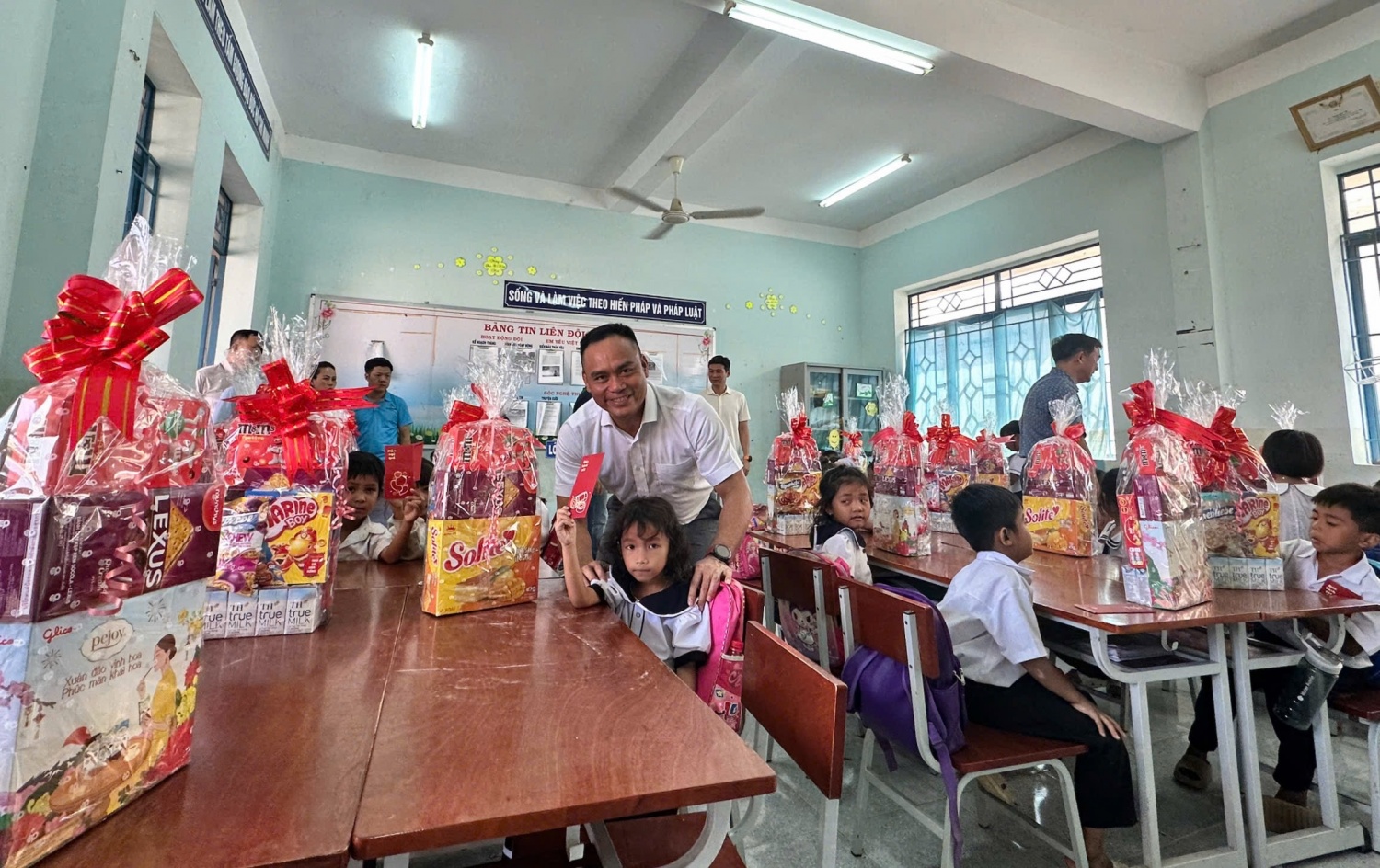 Xuân yêu thương - Nghĩa tình Petrovietnam sưởi ấm vùng lũ, tiếp sức bệnh nhi