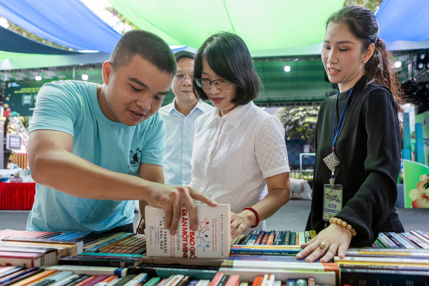 Sẵn sàng cho chương trình khai mạc Lễ hội Đường sách Tết 2026 Lễ hội Đường sách Tết 2026 - Điểm hẹn ý nghĩa dịp Xuân mới
