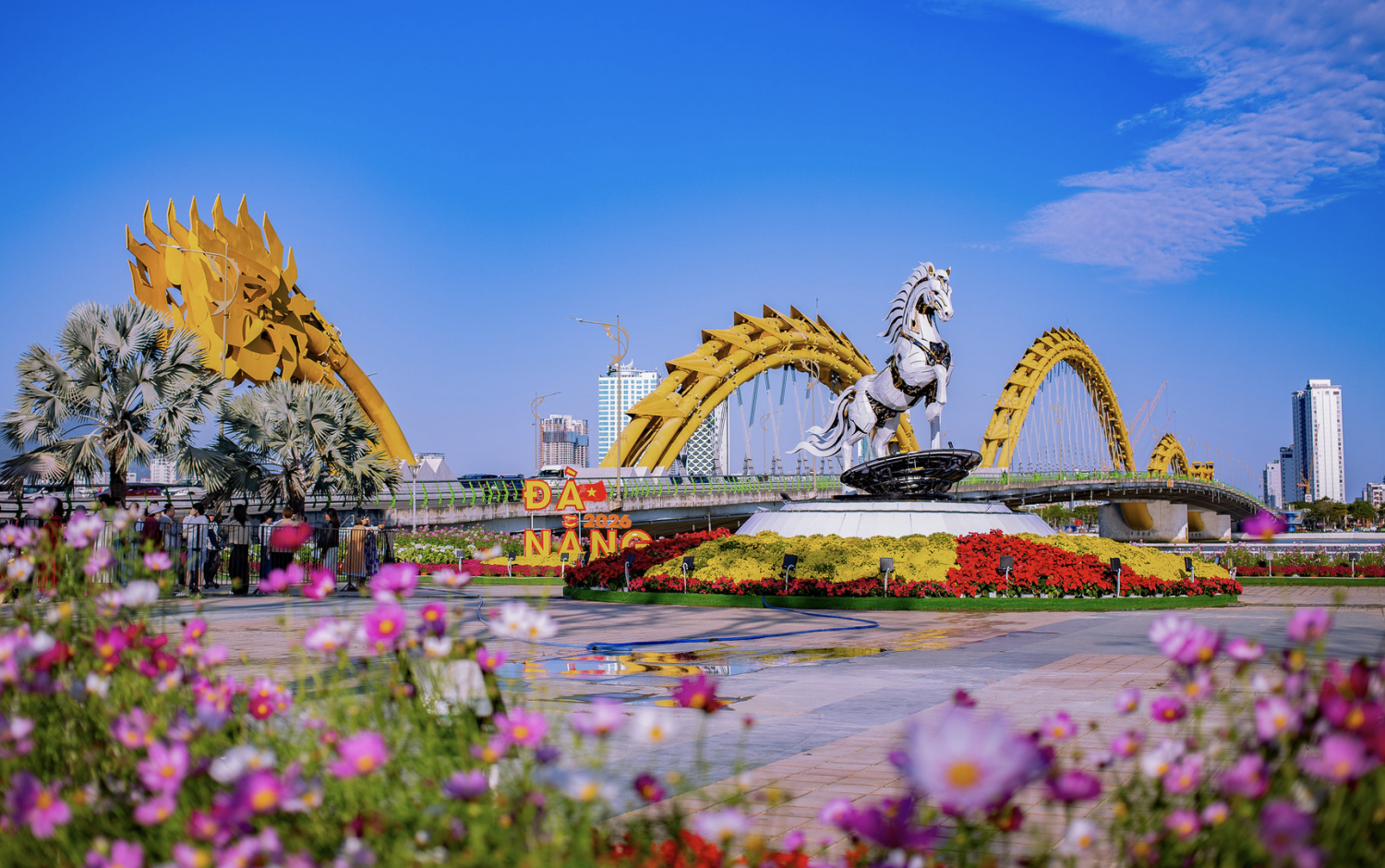 Đường hoa xuân với điểm nhấn là linh vật Kim mã 4.0 hứa hẹn sẽ là một điểm nhấn thu hút du khách trong dịp Tết Bính Ngọ 2026 tại Đà Nẵng.