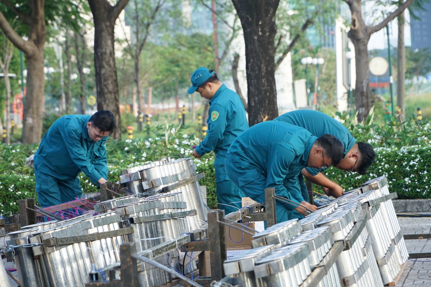 [Chùm ảnh] Trận địa pháo hoa tại TP HCM trước giờ khai hỏa