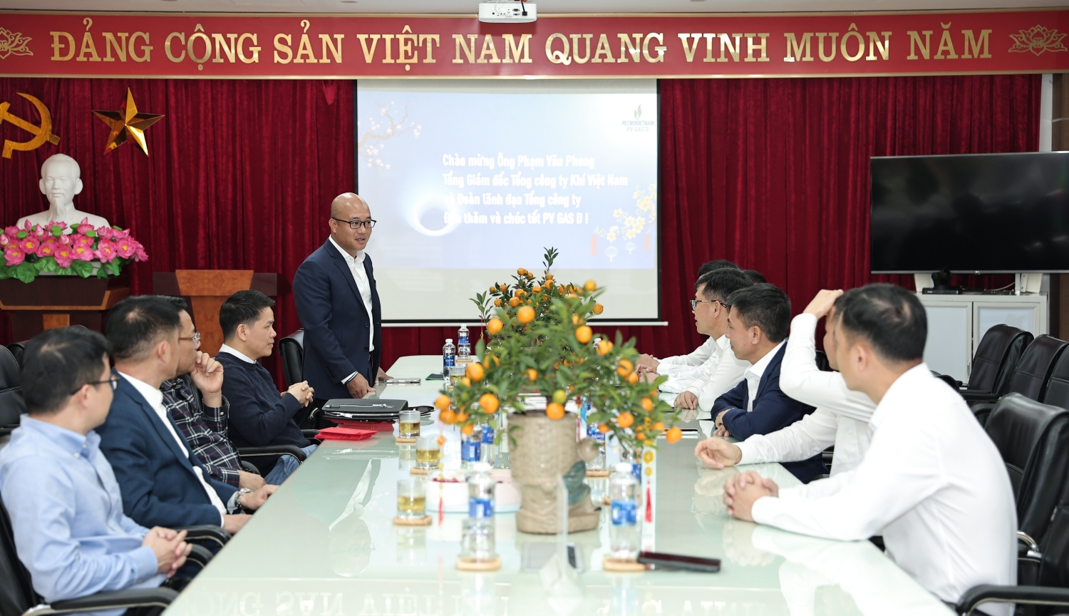 Lãnh đạo PV GAS D báo cáo về tình hình cung cấp khí dịp Tết Nguyên đán cho Tổng Giám đốc Phạm Văn Phong 